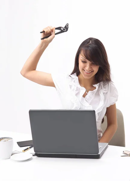 Joven mujer de negocios con alicates, para golpear a la computadora portátil . —  Fotos de Stock