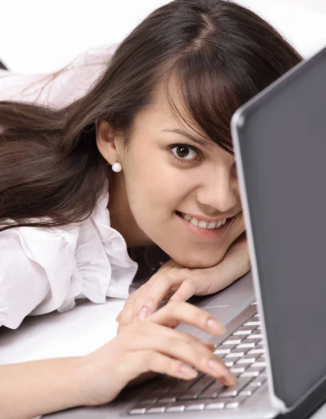 クローズ アップ。職場でノート パソコンを持つ若い女性を笑顔. — ストック写真