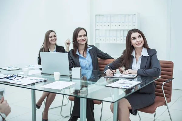 Equipe de negócios de sucesso na oficina ouvir o chefe — Fotografia de Stock