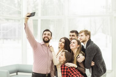 office penceresinde yakın duran bir selfie alarak dostu iş takım