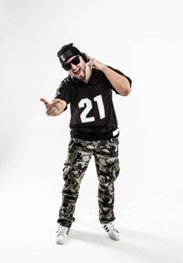 duygusal ve karizmatik Dj - rapçi kulaklıklar üzerinde bir ışık ile