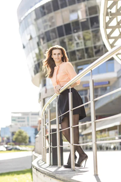 Retrato de mujer de negocios exitosa en el fondo de un gran edificio de oficinas moderno —  Fotos de Stock