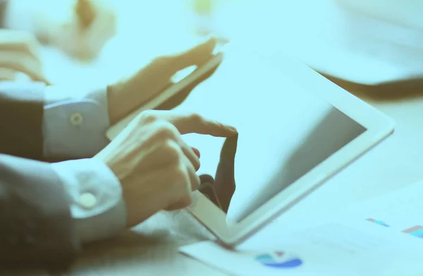 Trabajo de dos jóvenes empresarios utilizando touchpad en la reunión — Foto de Stock