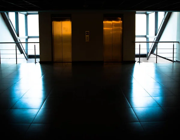 Muralla de cristal con puerta a ascensores en el edificio de oficinas. —  Fotos de Stock