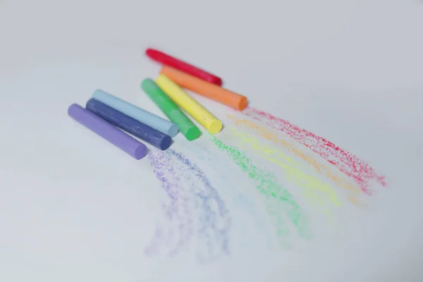 Crayones para dibujar para niños.aislado sobre un fondo blanco —  Fotos de Stock