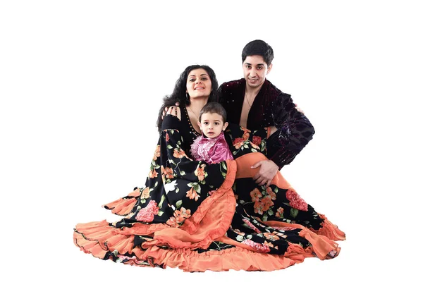 Portréja egy boldog cigány család: apa, anya és fia viseletben — Stock Fotó