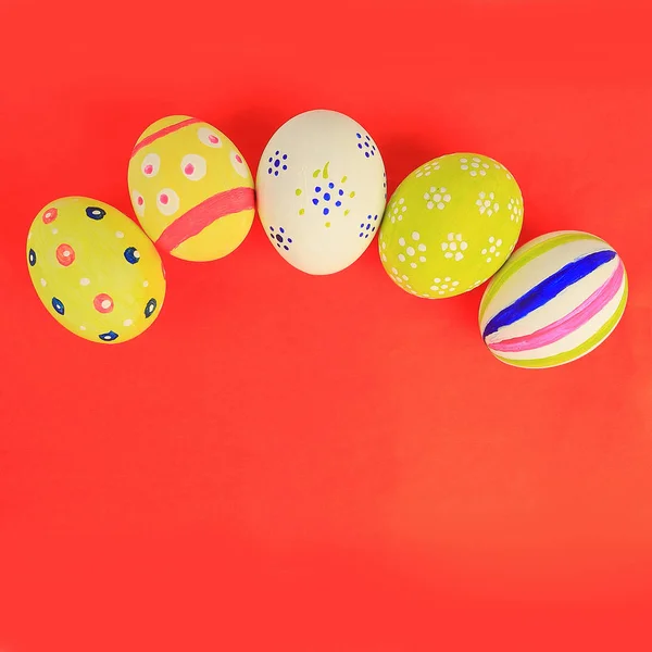 Velikonoční vajíčka na červené background.the symbolem svátku dárkové. — Stock fotografie