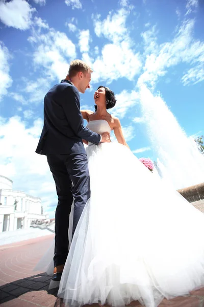 En pleine croissance la mariée heureuse et beau marié — Photo