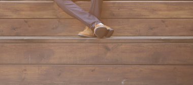 Ahşap arka plan üzerinde ayakkabı ayaklarda şık mens