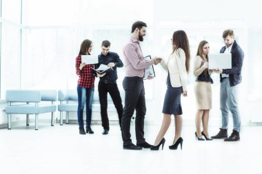 el sıkışma Yöneticisi ve istemcinin ofisinin lobisinde hoş geldiniz