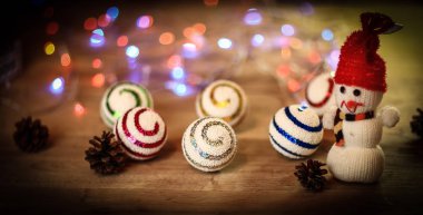 Noel baloları ve oyuncak bir kardan adam Noel masasında