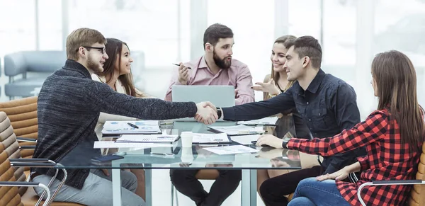 Handshake parceiros financeiros e equipe de negócios no local de trabalho — Fotografia de Stock