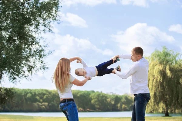 Madre feliz, padre e hijo en un paseo —  Fotos de Stock