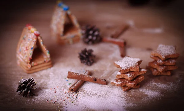 Kerst tabel. cookies en kaneelstokjes op een onscherpe backgr — Stockfoto