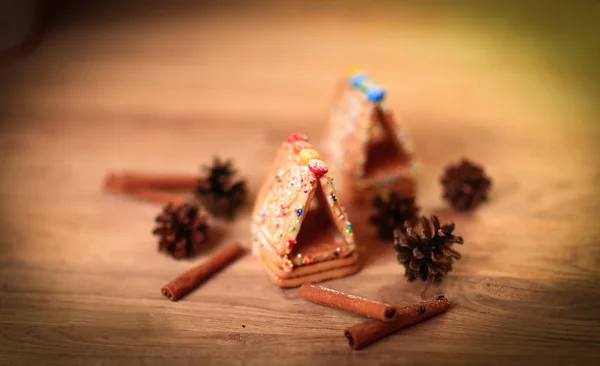 Kersttafel. kaneelstokjes, koekjes en dennenappels op hout — Stockfoto