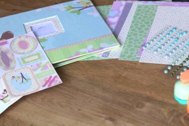 ahşap masa üzerinde ev dikiş için öğeleri.