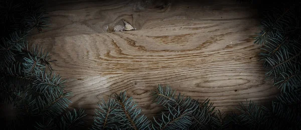 Tradiční zelené vánoční věnec na dřevěném pozadí — Stock fotografie