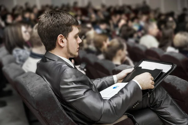 Erfolgreicher Geschäftsmann mit Finanzunterlagen, der im Konferenzraum für eine Geschäftspräsentation sitzt — Stockfoto