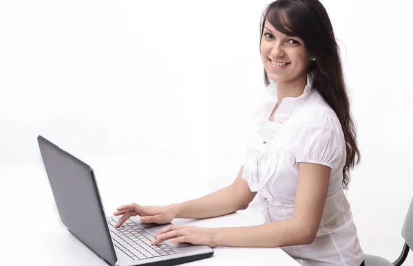 Mujer joven escribiendo texto en el teclado portátil — Foto de Stock