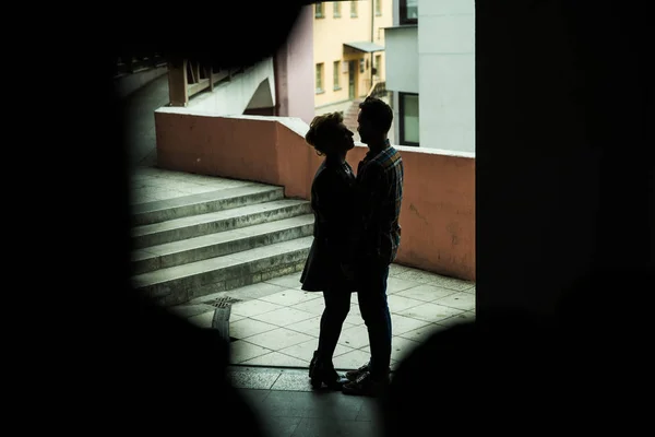 Gelukkig verliefde paar knuffelen elkaar in de ingang van het huis — Stockfoto