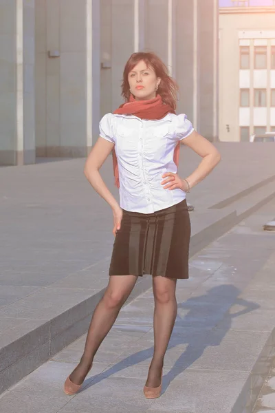 Assistente femminile in piedi vicino edificio per uffici — Foto Stock