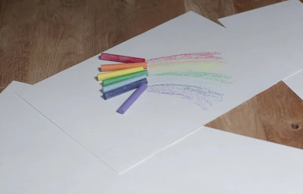 Papel e lápis de cor para desenhar na mesa de madeira — Fotografia de Stock