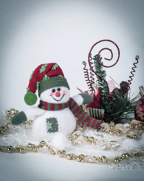 Bonhomme de neige jouet mignon et diverses décorations de Noël sur un b blanc — Photo