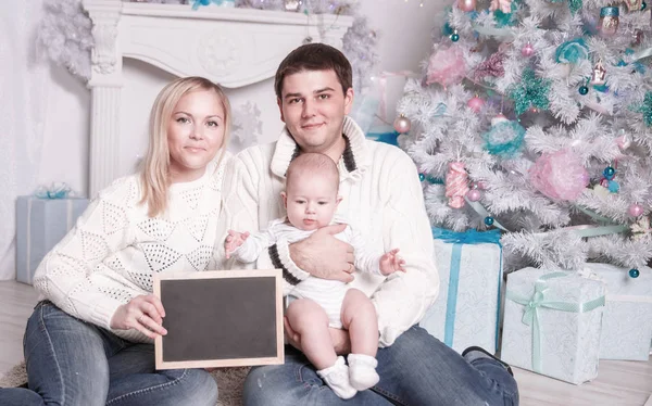 Retrato de familia feliz delante del árbol de Navidad — Foto de Stock