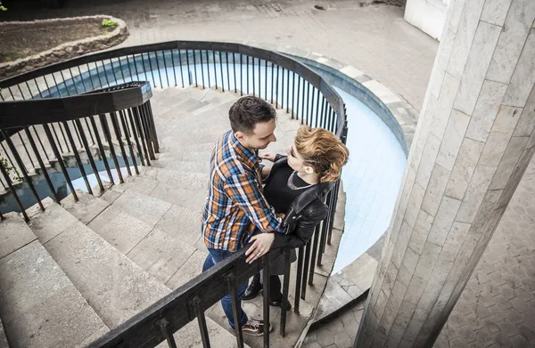 Feliz casal amoroso abraçando escadaria escritório moderno — Fotografia de Stock