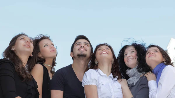 Grupo de estudantes olhando para cima no espaço de cópia — Fotografia de Stock