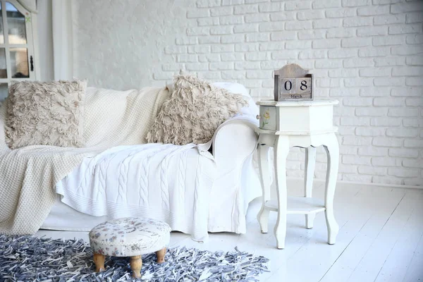 Sofá branco e mesa de cabeceira com calendário de mudança em uma elegante sala de estar — Fotografia de Stock