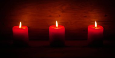 şenlikli bir arka plan üzerinde üç mum