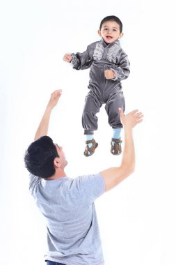 bir çingene kostüm giyinmiş oğlu ile oynarken mutlu baba