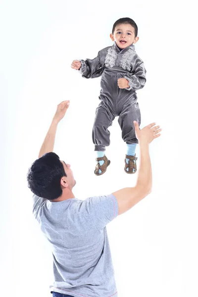 Szczęśliwy ojciec bawi się jego syn, który jest ubrany w strój cygański — Zdjęcie stockowe