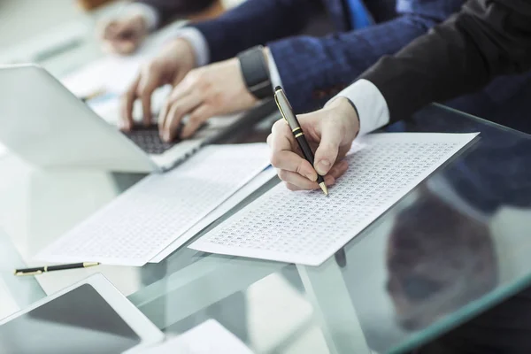 Business-Team diskutiert einen neuen Finanzplan des Unternehmens am Arbeitsplatz — Stockfoto