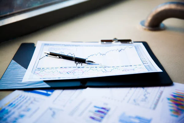 Üzleti dokumentumok növekedés charts, a billentyűzet és a toll. — Stock Fotó