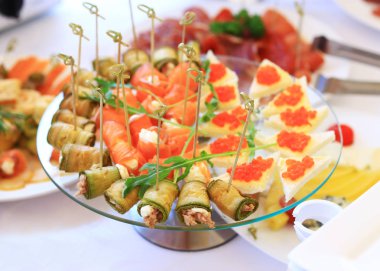 Tablo catering hizmeti gümüş ve cam ile ayarlayın.