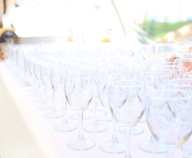 Tablo catering hizmeti gümüş ve cam ile ayarlayın.