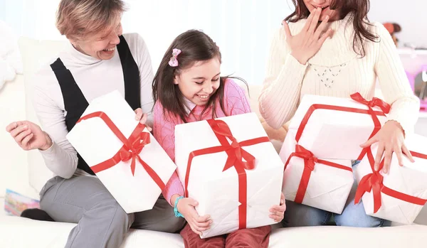 Chica comparte con la familia con regalos de vacaciones — Foto de Stock