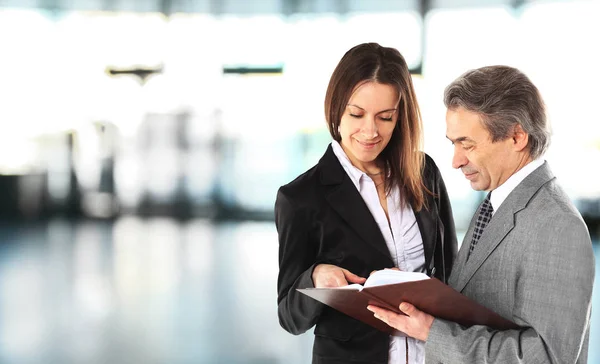 Sonriente mujer jefe hablando — Foto de Stock