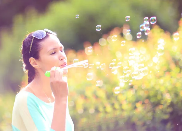 Chica soplando burbujas de jabón — Foto de Stock