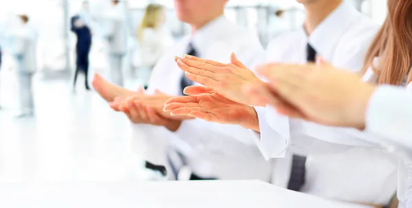 Trabalho de dois jovens empresários — Fotografia de Stock