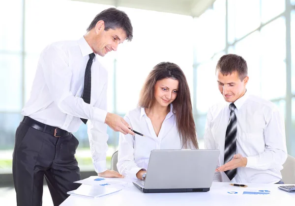 Sonriente mujer jefe hablando — Foto de Stock