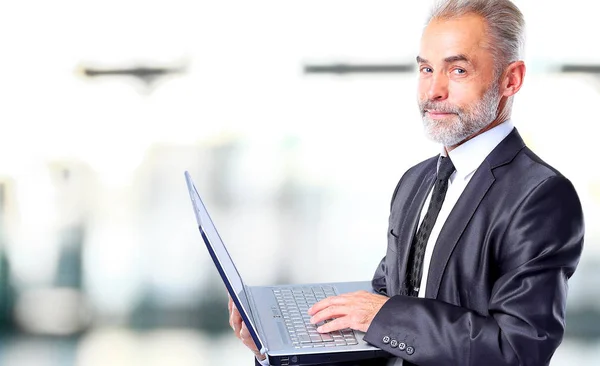 Netter Geschäftsmann im Alter — Stockfoto