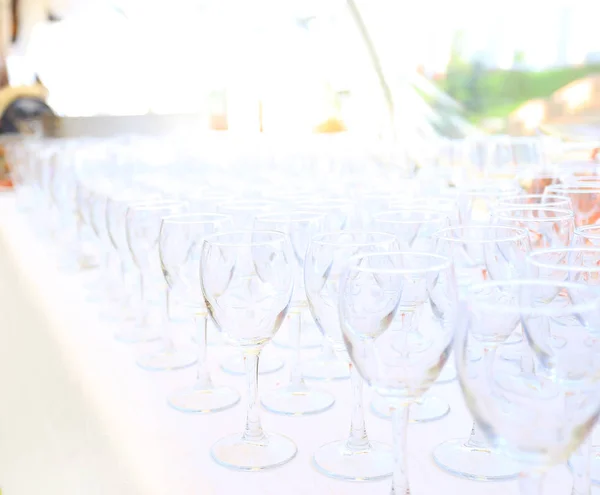 Servicio de mesa de catering con platería y vidrio —  Fotos de Stock