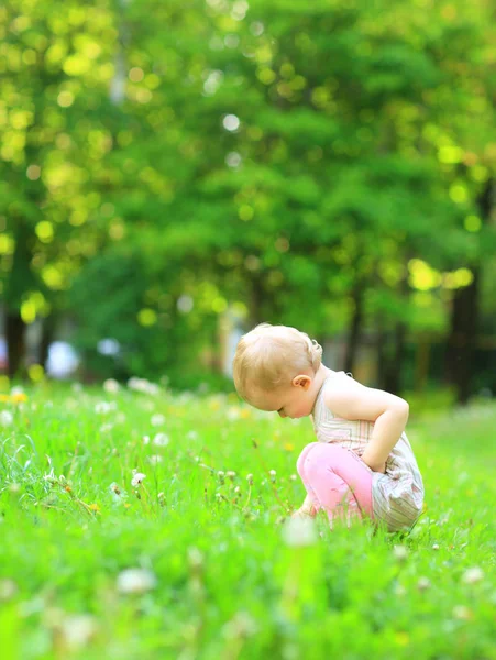Małe słodkie dziewczyny spaceru — Zdjęcie stockowe