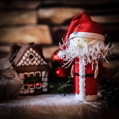 Noel hediyesi, zencefilli kurabiye evi, oyuncak Noel Baba..