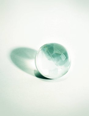 Şık cam globe.isolated beyaz bir arka plan üzerinde