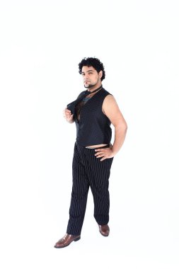 Beyaz bir arka plan üzerinde şık disk jokey portresi