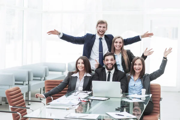 Concetto di successo nel mondo degli affari - un team di lavoro professionale è felice dei risultati del lavoro congiunto — Foto Stock